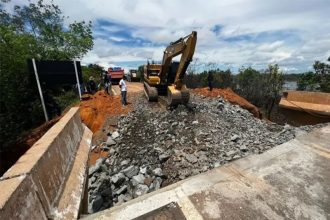 Dnit faz aterro para liberar ponte na BR-174 (Foto: PRF/Divulgação)