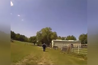 Policial chega à fazenda e constata que foi cabra que berrou (Foto: Reprodução/YouTube)