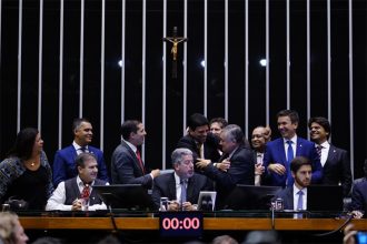 Deputados da base aliada comemoraram aprovação do projeto da regra fiscal (Foto: Pablo Valadares/Agência Câmara)
