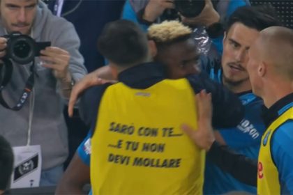 Jogadores festejam empate que garantiu título do Napoli (Foto: YouTube/Reprodução)
