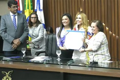 Cantora Joelma recebe título de Cidadã do Amazonas (Foto: TV ALE/Reprodução)