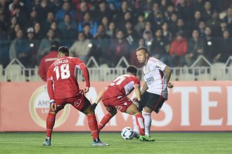 Cebolinha em lance de jogo: empate no Chile (Foto: Marcelo Cortes/CRF)