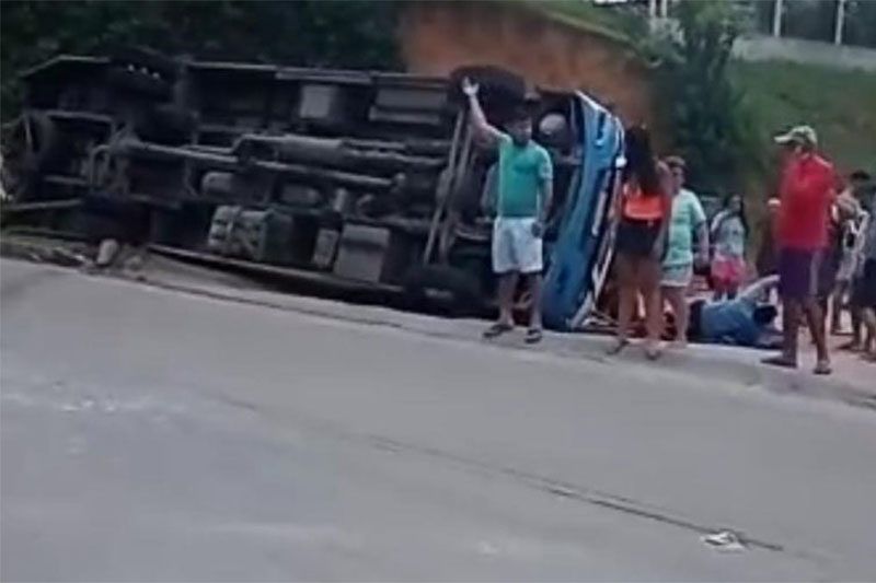 Micro-onibus capotou com o impacto (Foto: Redes sociais/reprodução)
