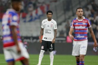 O zagueiro Gil em lance de jogo: empate com o Fortaleza (Foto: Rodrigo Coca/Agência Corinthians)