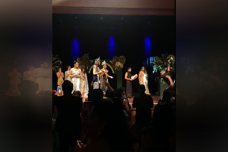 Homem joga a coroa no chão duas vezes no concurso de Miss Gay (Foto: YouTube/Reprodução)