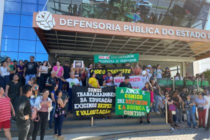 Trabalhadores da educação fizeram manifestação na manhã desta sexta em frente à DPE (Foto: Murilo Rodrigues/ATUAL