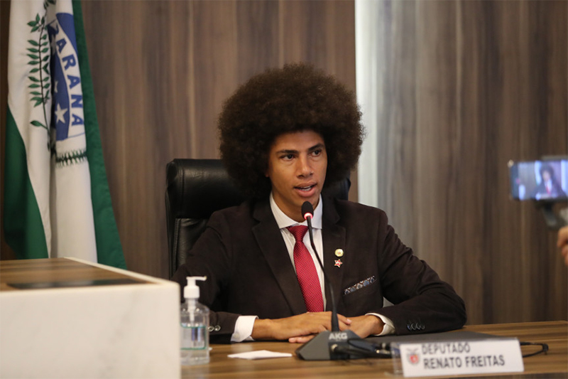Deputado Renato Freitas foi retirado de voo e revistado (Foto: Orlando Kissner/ALPR)