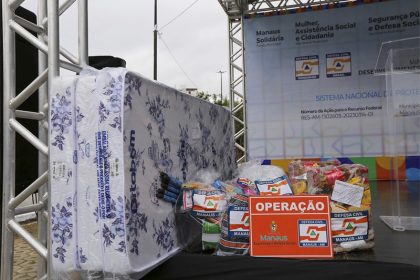 Kit com donativos é entregue a famílias desabrigadas por chuvas em Manaus (Foto: Antonio Pereira/Semcom)