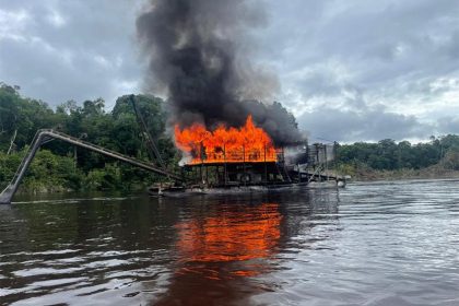 Draga foi incendiada: destruição de equipamento evita reuso (Foto: Ibama/Divulgação)