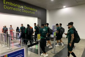 Delegação do Manaus FC embarou para compromisso contra o Operário, no Paraná (Foto: Divulgação)