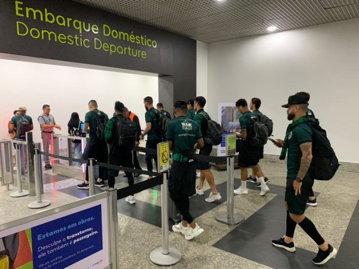 Delegação do Manaus FC embarou para compromisso contra o Operário, no Paraná (Foto: Divulgação)