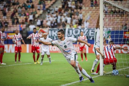 Zagueiro Douglas comemora gol de empate (Foto: Ismael Monteiro/Manaus FC)