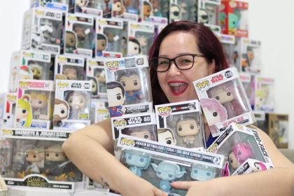 Professora Ana Paula Matos Pimentel com alguns de seus pops (Foto: Hudson Neris/ATUAL)