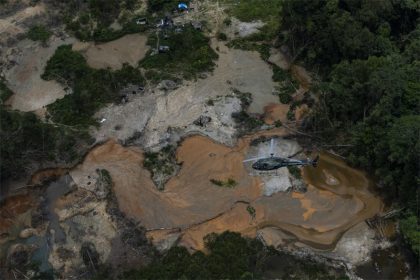 Garimpo ilegal em terra yanomami: equipamentos destruídos (Foto: Ibama/Divulgação)