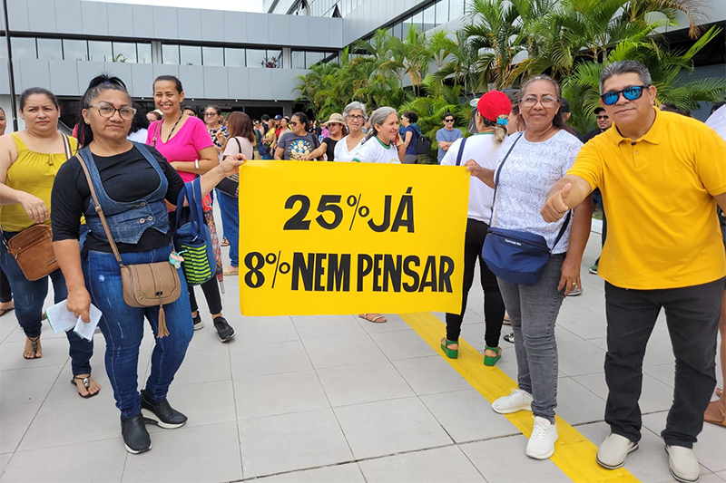 Em greve, professores pedem 25% de reposição salarial  (Foto: Marcelo Moreira/ATUAL)