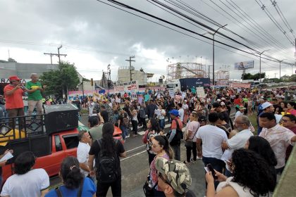 Professores bloquearam trânsito em frente a Assembleia Legislativa (Foto: Marcelo Moreira/ATUAL)