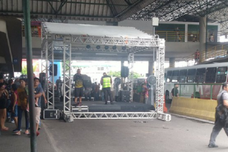 Palco instalado em uma das pistas do T3, na Cidade Nova (Foto: Reprodução/Twitter)