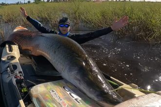 Fabio Baca com o pirarucu de 2,5m: batalha no rio (Foto: Fabio Baca/YouTube/Reprodução)
