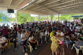 Professores reunidos em assembleia na manhã desta terça-feira: greve ilegal (Foto: Hudson Neris/ATUAL)