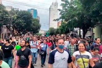 Professores decidem fazer greve
