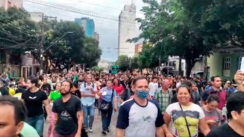 Professores decidem fazer greve