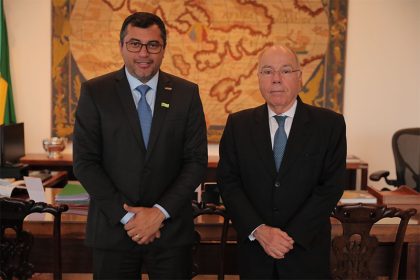 Wilson Lima com o ministro Mauro Vieira: pedido para Amazonas ter posto de emissão de visto (Foto: Diego Peres/Secom)