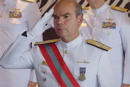 Almirante Marcos Sampaio Olsen se manifestou sobre função política das Forças Armadas (Foto: Poder Naval/YouTuber/Reprodução)