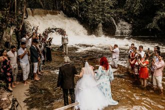 Casamento em cachoeira de Presidente Figueiredo: encanto com a natureza (Foto: Acervo pessoal/Divulgação)