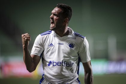 Atacante Gilberto marca dois gols na goleada do Cruzeiro sobre o América (MG)