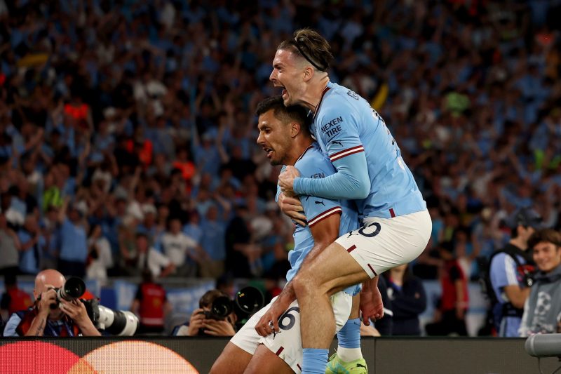 Ederson usa meia de time adversário em jogo do Manchester City na