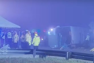 Bombeiros resgataram 10 corpos no acidente com o ônibus (Foto: 7News/YouTube/Reprodução)