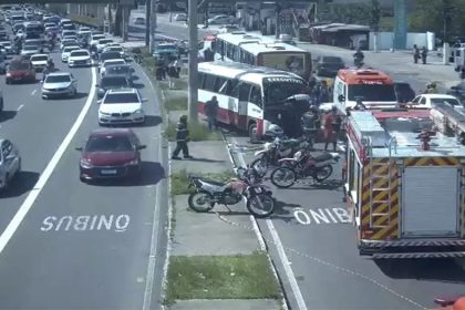 Acidente entre micro-ônibus e ônibus articulado dificultou trânsito em avenida de Manaus (Foto: IMMU/Divulgação)