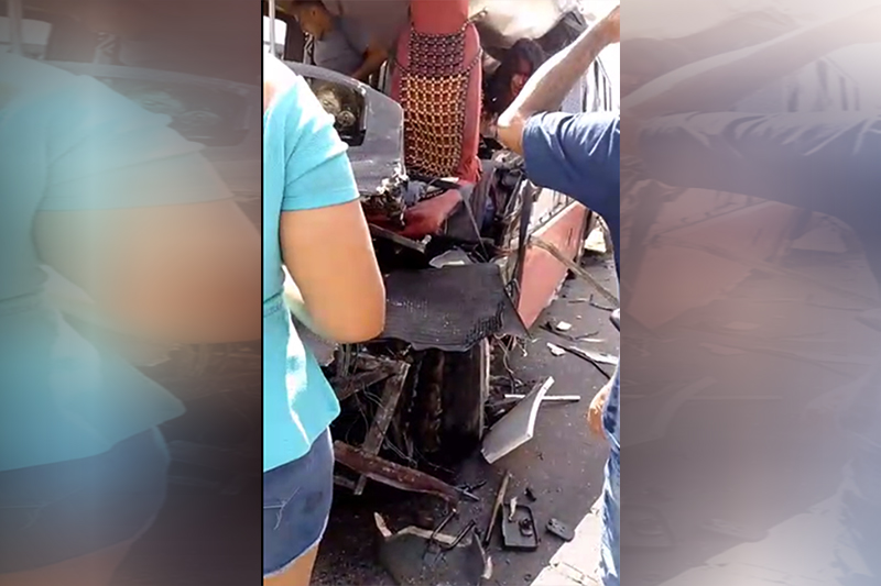 Dianteira do micro-ônibus ficou destruída com o impacto e passageiros sofreram ferimentos graves (Foto: Redes sociais/Reprodução)