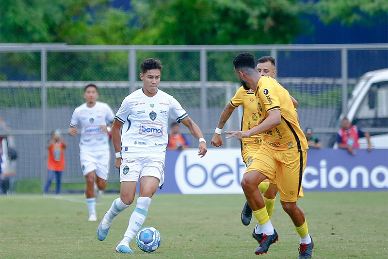 Manaus (de branco) está fora da zona de classificação; Amazonas é vice-líder (Foto: Ismael Monteiro/Manaus FC)