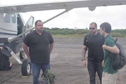 Amom Mandel (camisa verde) ao desembarcar em São Gabriel: CPI sobre tráfico humano (Foto: Assessoria/Divulgação)