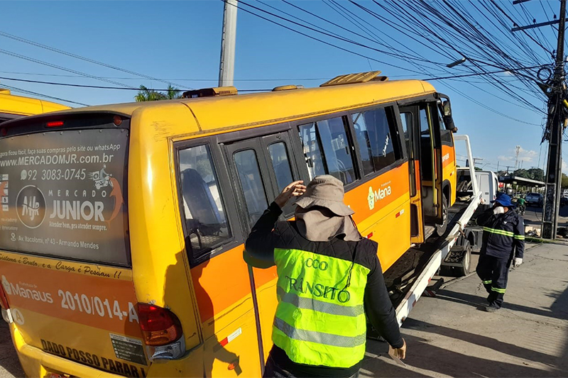 Micro-ônibus foi apreendido. Motorista não tinha habilitação (Foto: Álisson Castro/IMMU)