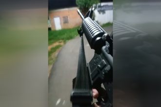 Em vídeo na rede social, homem exibe fuzil nem rua de Iranduba (Foto: Rede social/Reprodução)