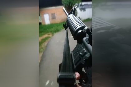 Em vídeo na rede social, homem exibe fuzil nem rua de Iranduba (Foto: Rede social/Reprodução)