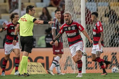 Arrascaeta abriu o placar para o Flamengo na vitória sobre o Flu (Foto: Paulo Reis/CRF)