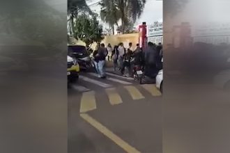 Moradores se concentraram em frente à escola no momento do ataque (Foto: Redes sociais/Reprodução)