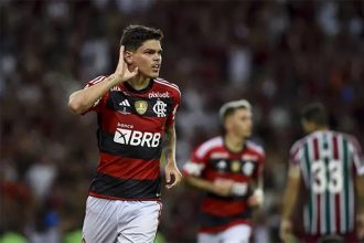 Ayrton Lucas será titular na seleção brasileira em amistoso (Foto: Marcelo Cortes/CRF)