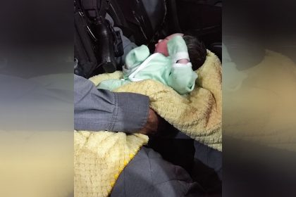 Bebê encontrado em terreno baldio havia nascido há 3 horas (Foto: PM-AM/Divulgação)
