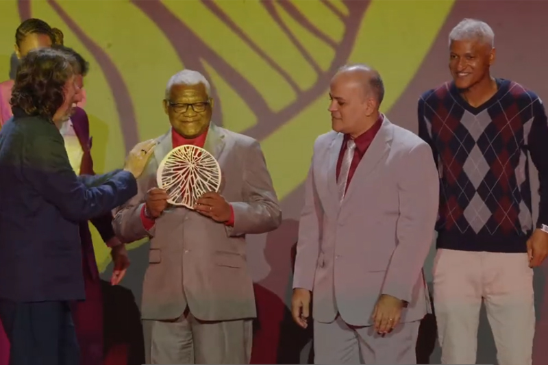 Representantes do Bumbá Garantido receberam o PMB30 (Foto: YouTube/Reprodução)