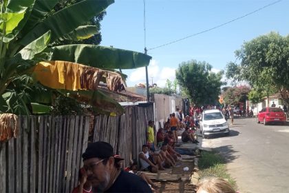Torcedores formam grande fila desde a madrugada desta sexta para entrar no Bumbódromo (Foto: Redes sociais/Reprodução)