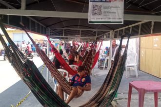 Em parte da fila, torcedores passam o tempo em redes antes de entrar no Bumbódromo (Foto: Divulgação)
