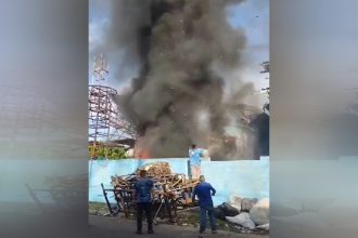 Incêndio foi controlado por trabalhadores no barracão do Caprichoso (Foto: Redes sociais/Reprodução)