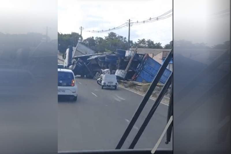 Contêiner tombou em curva na Avenida das Torres na zona norte de Manaus (Foto: Redes sociais/Reprodução)