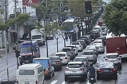 Tráfego de veículos ficou lento no sentido bairro-Centro da Avenida Djalma Batista (Foto: IMMU/Divulgação)