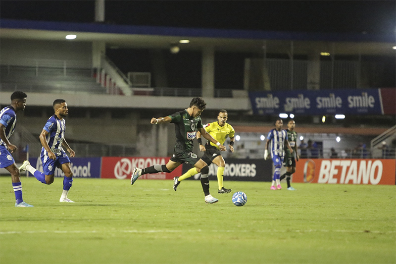 Manaus (de verde) perdeu fora de casa e deixou zona de classificação (Foto: Renato Alexandre/Manaus FC)