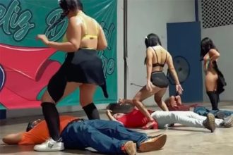 Strippers dançam sobre homens em festa do Dia dos Pais no México (Foto: Redes sociais/Reprodução)